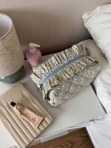 Косметичка кремова в блакитну квіточку з рюшами 001 фото